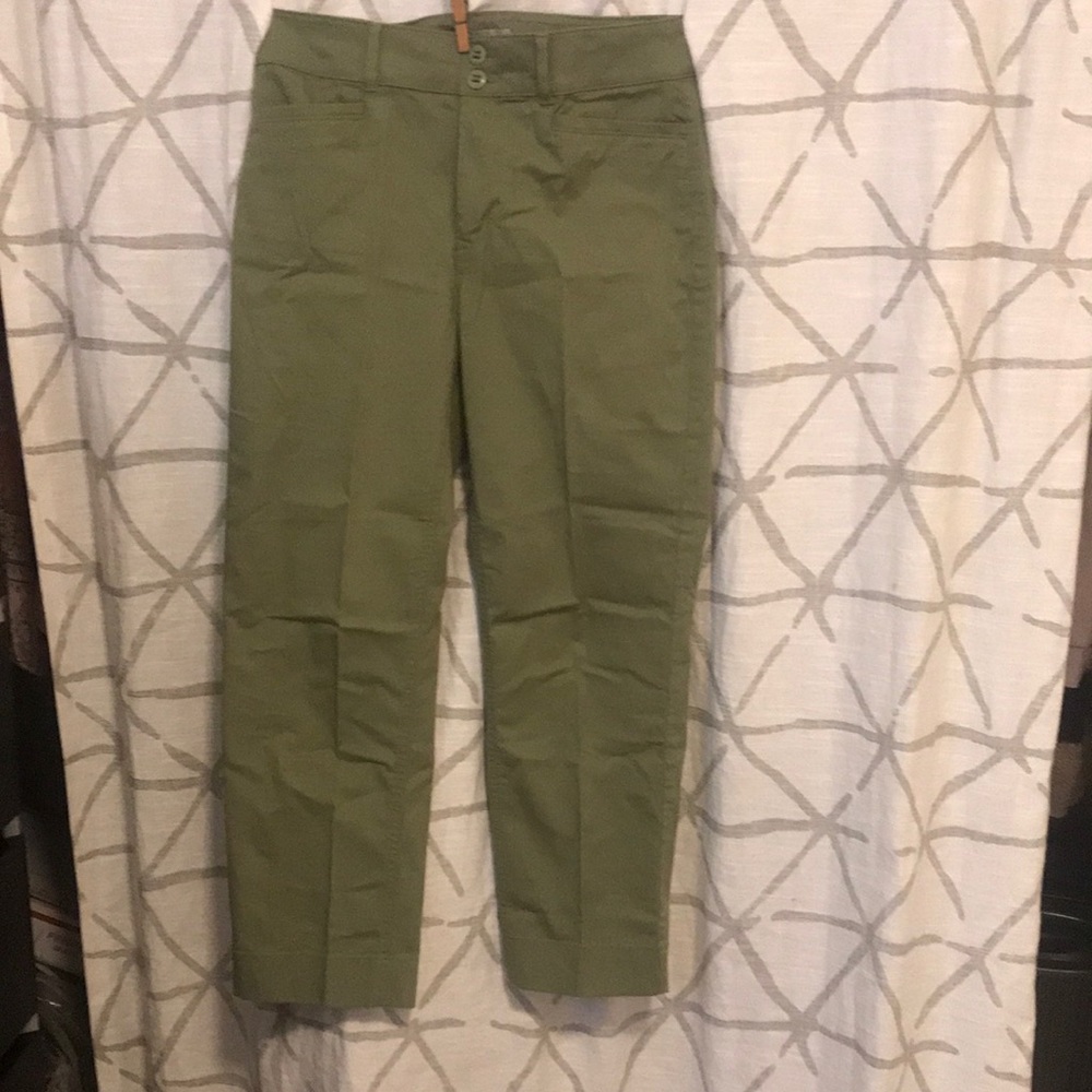 Loft outfits: size 4 green straight crop pants